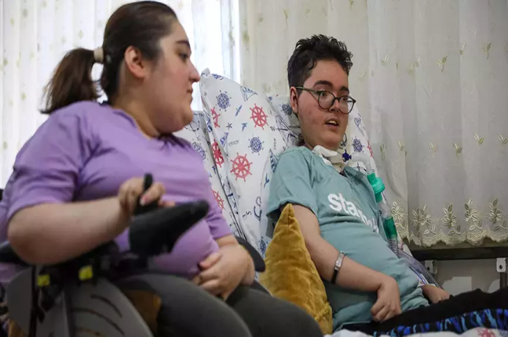 Zeliha Nur ile Efe Samet Aslan kardeşler yan yana.