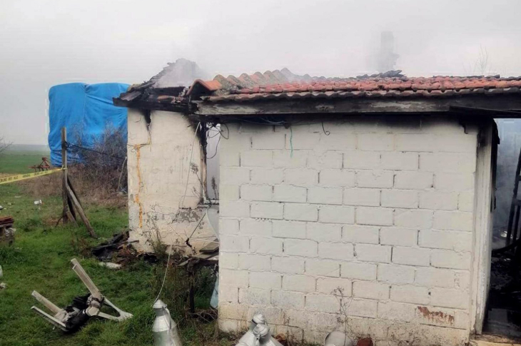 Dışı beyaz tuğlalı yanan ev.