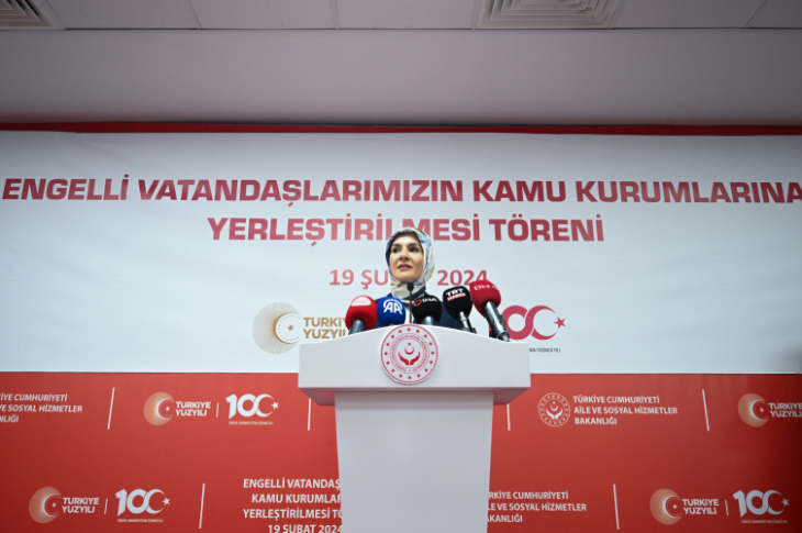 Bakan Mahinur Özdemir Göktaş, kürsüde konuşma yapıyor.