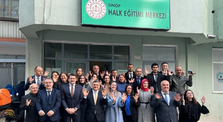 Sinop Halk Eğitim Merkezi önünde eğitim alan kamu personeli işaret dili ile selamlama yaparken
