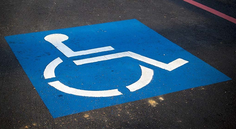 Engelli araç park yeri amblemi.