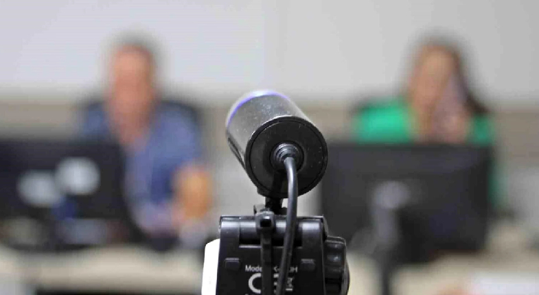 Bilgilendirme salonunda arka fon bulanık önde mikrofon görseli