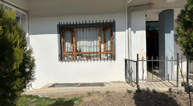 Cinayet işlenen birinci kat dairenin dışarıdan görünümü