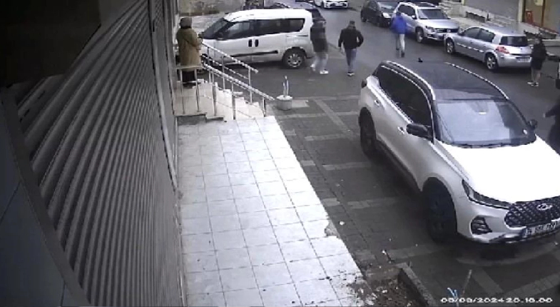 Sokak kamerasına yansıyan araçların olduğu yolda vatandaşlar olay yerinde görseli