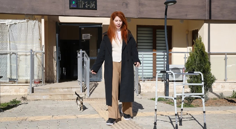 Depremzede Rümeysa yürüteç önünde hastane önünde yürürken görseli