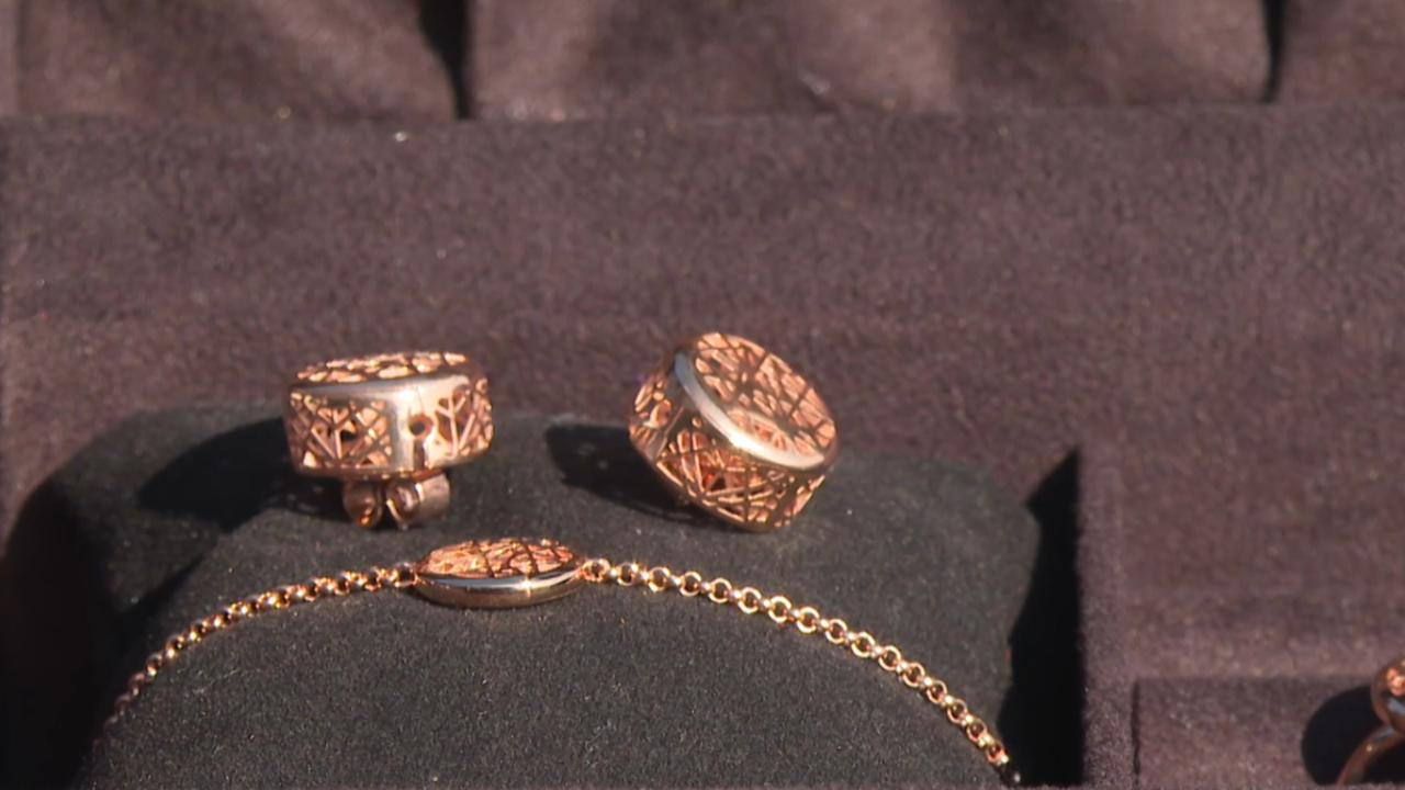 Küpe şeklinde tasarlanmış desenli altın rengi küpe ve kolye işitme cihazı görseli