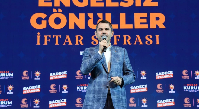 İBB başkan adayı Kurum sahnede ayakta açıklama yaparken