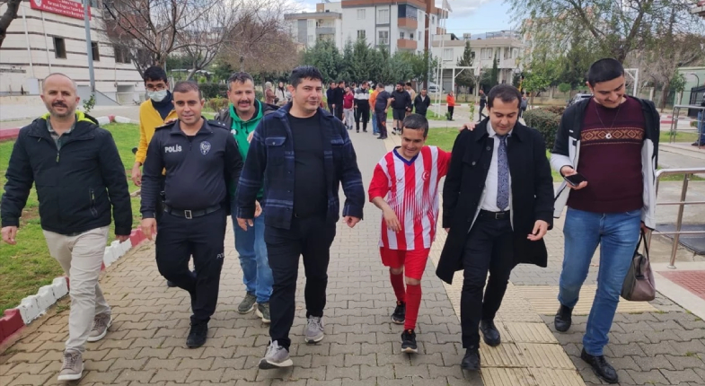 Maç yapacak engelliler ve polisler bir arada halı sahaya doğru yürürken