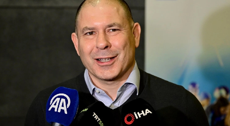 Spor İstanbul Genel Müdürü basına açıklama yaparken