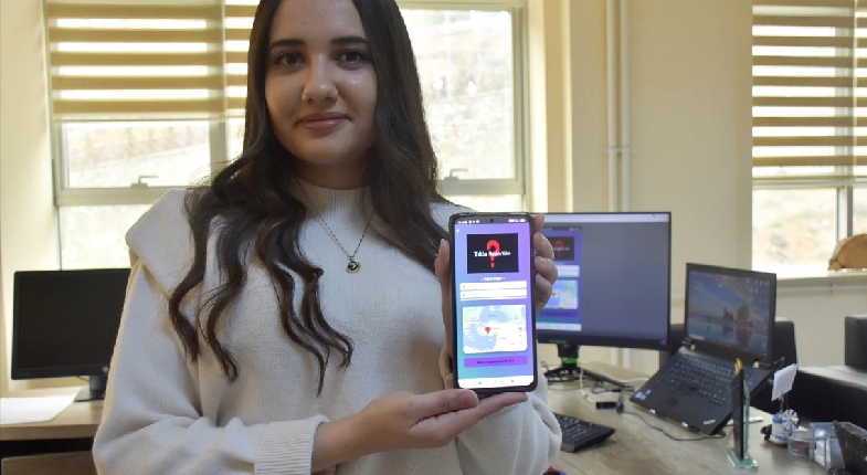 Uygulamayı telefondan gösteren öğrenci görseli