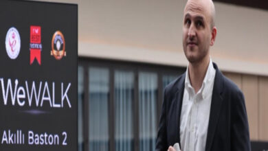 WeWALK firmasının kurucu ortağı Kürşat Ceylan, firma logosu önünde röportaj yapıyor.