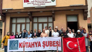 Altı Nokta Körler Derneği Kütahya Şubesi üyeleri ve Türkiye Harp Malulü Gazileri Şehit Dul ve Yetimleri Derneği üyeleri birlikte fotoğraf çekiliyor.