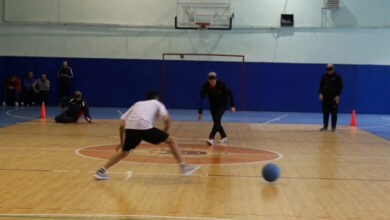 Amasya Üniversitesi öğrencileri gözlerindeki siyah bantlarla goalball oynadı.