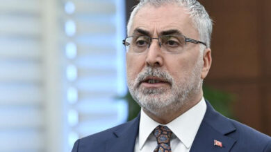 Çalışma ve Sosyal Güvenlik Bakanı Vedat Işıkhan, bir etkinlikte açıklamada yaptığı sırada fotoğrafı çekilmiş.