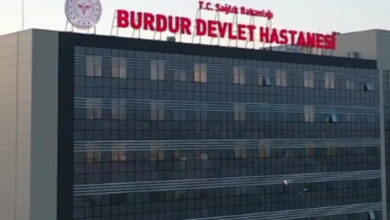 Burdur Devlet Hastanesi’nin binası ve binanın üzerinde Sağlık Bakanlığı logosu ile hastane adı yazıyor.