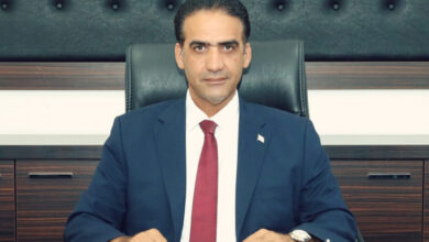 KKTC Çalışma ve Sosyal Güvenlik Bakanı Sadık Gardiyanoğlu makam koltuğunda oturmaktadır.