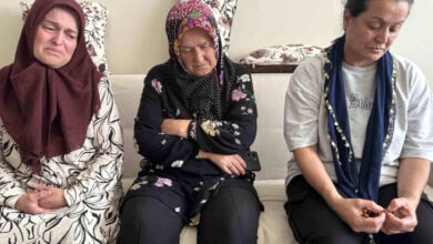 Darp sonrası hayatını kaybeden engelli adamın ailesi ağlıyor.