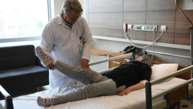 Kadriye Doğan'ı, hasta yatağında doktor fiziki muayene yapıyor.