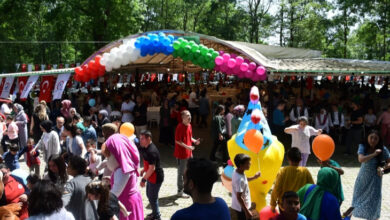 Engelli bireyler ve aileleri piknik etkinliğinde eğleniyor.