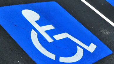 Görselde engelli araç park alanı logosu var.