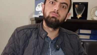 Görselde bedensel engelli birey Furkan Rasgele oturduğu yerde fotoğrafı çekilmiş.