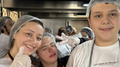 Mutfakta engelli bireyler ve üniversite öğrencileri ile pasta yapıyorlar.