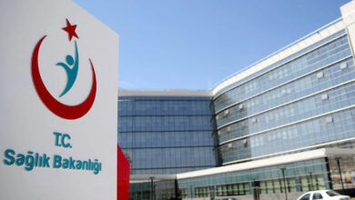 Bir bina önünde "T.C Sağlık Bakanlığı" yazısı ve bakanlığın logosu var.