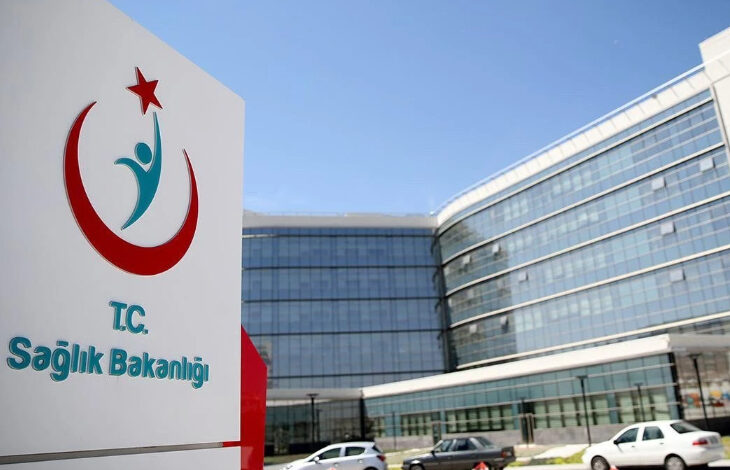 Bir bina önünde "T.C Sağlık Bakanlığı" yazısı ve bakanlığın logosu var.