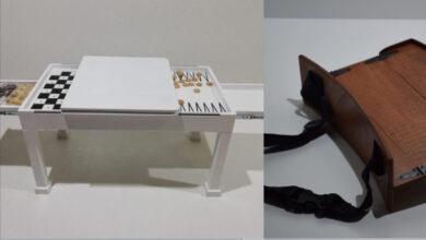 Görme engelli bireyler için üretilmiş Engelsiz Satranç takımının fotoğrafı var.