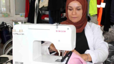 Erciyes Engelliler Kooperatifi'nde bir engelli kadın dikiş makinesini kullanıyor.