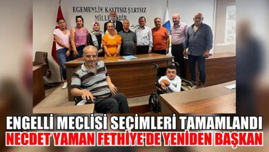 Engelli bireyler ve aileleri Fethiye Kent Konseyi Engelli Meclisi'nin 4. Olağan Genel Kurulu'nda, seçim sonrası fotoğraf çekimi yapıldı.