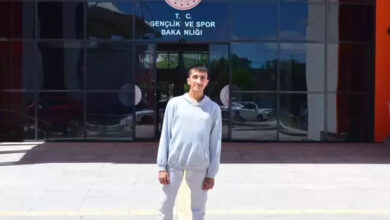 Cam bir bina üzerine asılmış olan Gençlik ve Spor Bakanlığı yazısı önünde, Osman Öztürk'ün fotoğrafı çekilmiş.