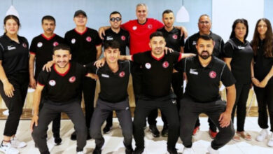 Görme Engelli Para Atletizm Milli Takımı, birlikte poz fotoğraf için poz veriyor.