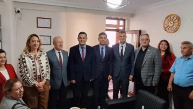 Görme engelli Avukat Mehmet Emre Kalaycı ve hukuk bürosu açılışına katılan kişiler fotoğraf çektiriyor.