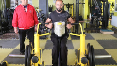 Halit Durak spor salonunda antrenörü ile birlikte antrenman yapıyor.