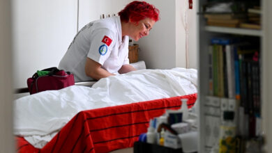 Fatma Yıldız, evde sağlık hizmeti alan hastanın takibini yapıyor.