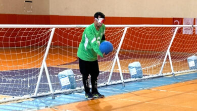 Hilmi Uslu, golbol kalesinde topu tutuyor.