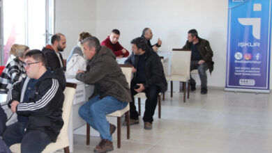 İŞKUR bünyesindeki bir organizasyonda engelli bireyler ile işverenler mülakat yapıyor.