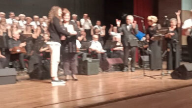 Konserdeki söylenen şarkı sözleri işaret dili çevirmeni desteğiyle, işitme engelli bireyler için çeviri yapılıyor.