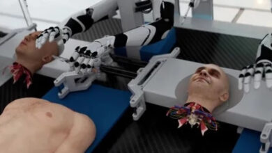 Robotik kollar ile kafa nakli yapmak için deneme cansız mankenler üzerine yapılıyor.