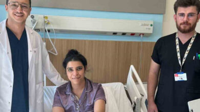 Ümran Teylan ve doktorları hasta odasında yan yana fotoğraf çekimi yapılmış.