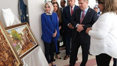 Karaman Valisi ve sergideki diğer görevli kişiler eserleri inceliyor.