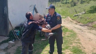 Jandarma Komutanı, engelli çocuğu ailesine teslim ediliyor.