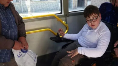 Akülü tekerlekli sandalye kullanıcısı Muhammet Hayran, belediye otobüsünde engelli bireyler için ayrılan özel bölümünde duruyor.