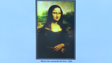Projeksiyon tahtasına yansıtılış Leonardo Da Vinci'nin, Mona Lisa tablosu var.