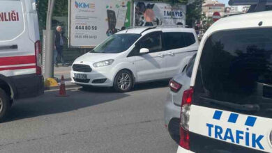 Trafik kazasının yaşandığı caddede olay yerinde 4 araç ve bilbordun yanında bir adam var.