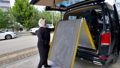 Nihal Vural portatif rampa bulunan panelvan aracın bagaj bölümünü kapatıyor.