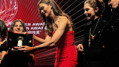 Ödülü uygulamanın kurucusu ve aynı zamanda görme engelli olan Sadriye Görece, Karlie Kloss'un elinden alıyor.
