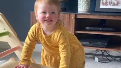 Opal Sandy, isimli çocuk evinde oyun oynarken gülümsemektedir.