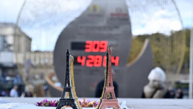 Paris'i temsil eden Eyfel Kulesinin iki tane minyatürü görselde var.